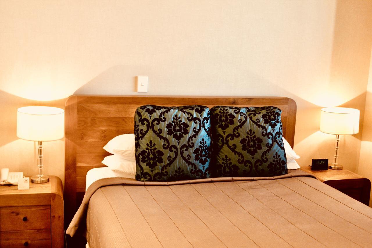 Hotel The Nautilus Napier Exterior foto A bed with a decorative pillow
