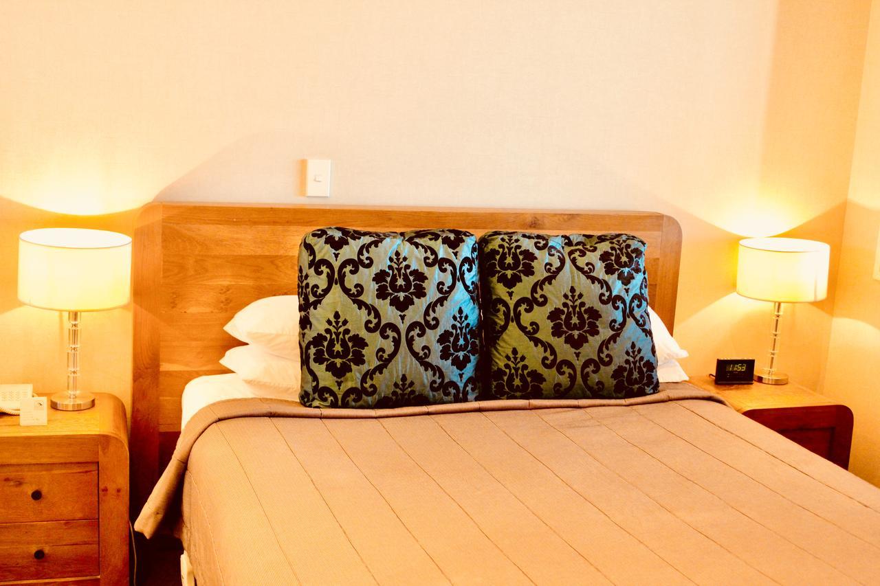 Hotel The Nautilus Napier Exterior foto A bed with a decorative pillow