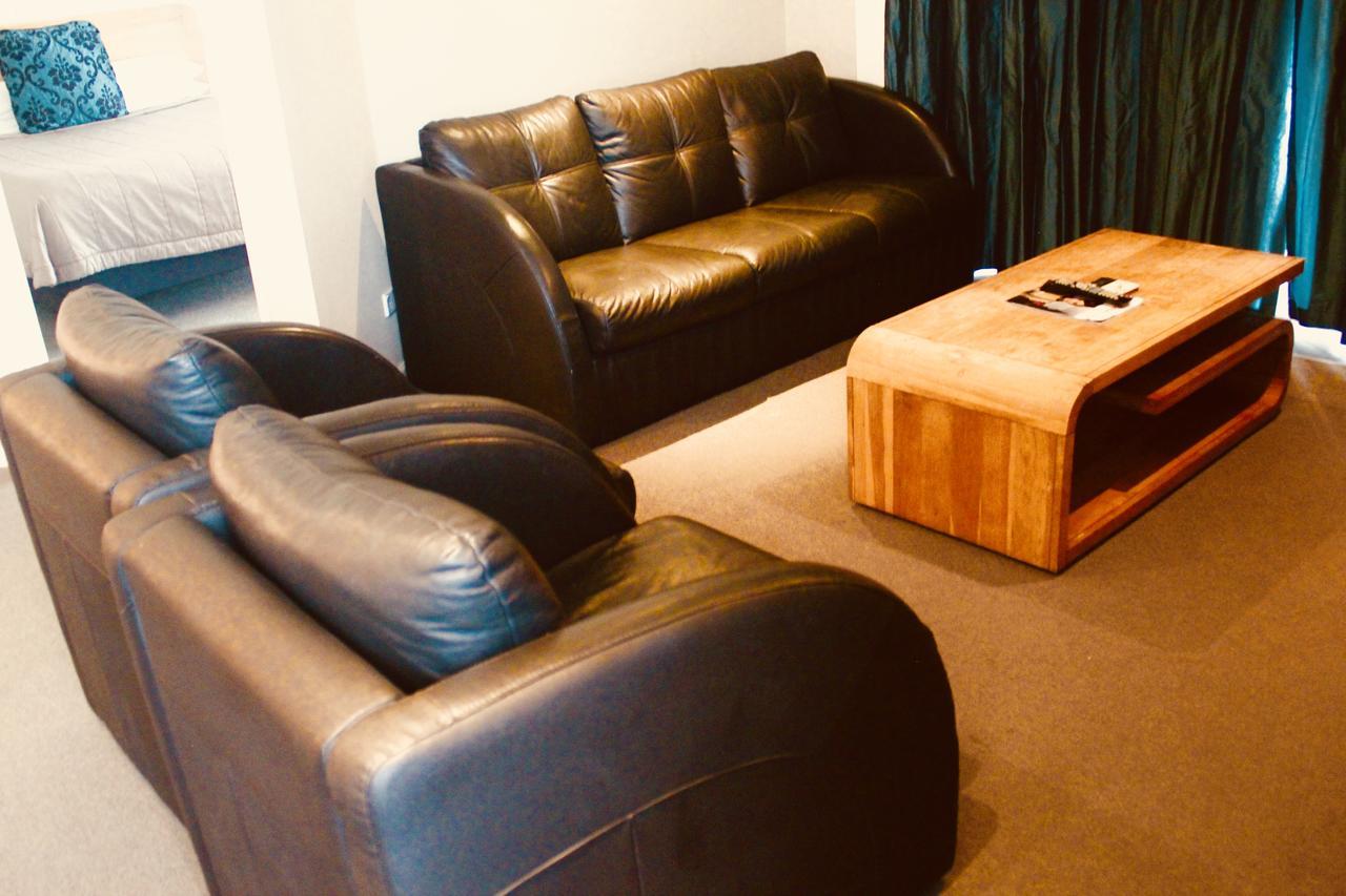 Hotel The Nautilus Napier Exterior foto A living room in a hotel suite